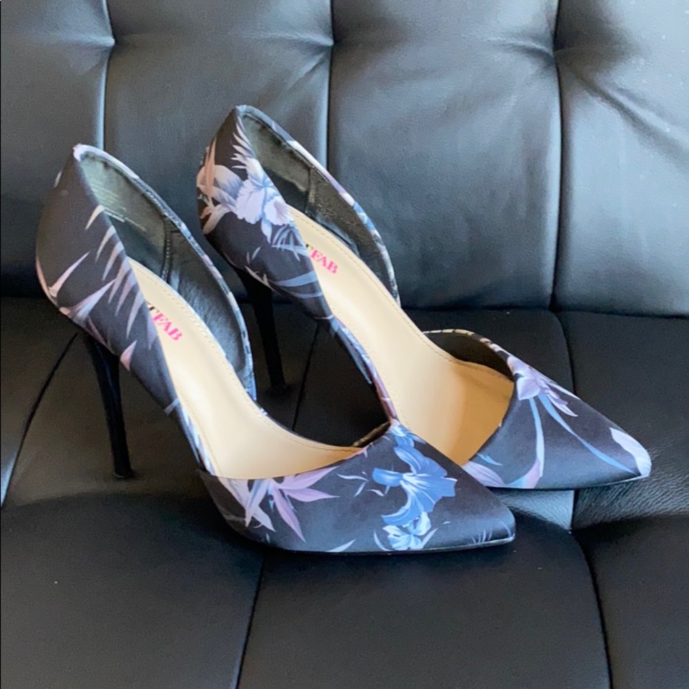 JustFab Floral Black Pump - Picture 2 of 7